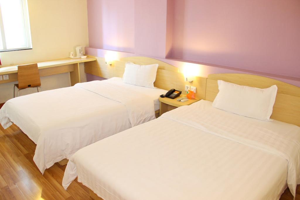 7Days Inn Nanchang North Railway station square Exterior foto