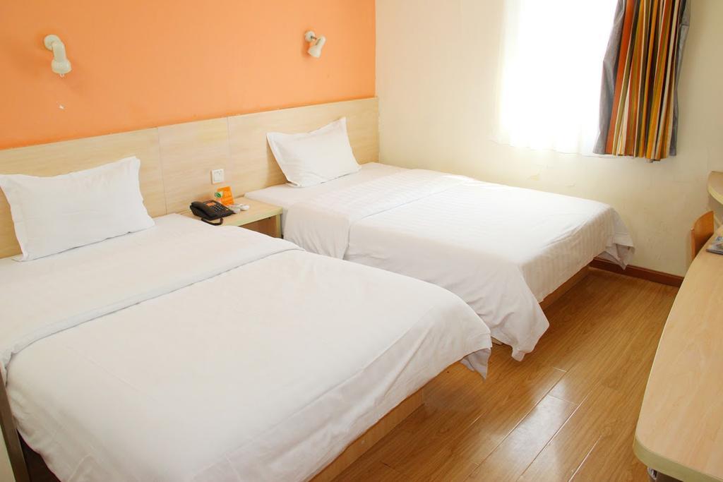 7Days Inn Nanchang North Railway station square Exterior foto