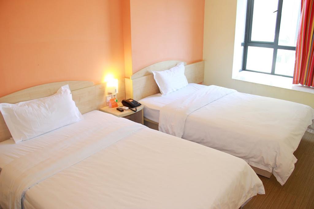 7Days Inn Nanchang North Railway station square Exterior foto